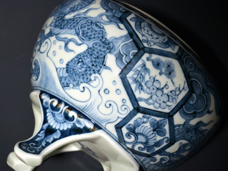 献上手古伊万里焼】大香炉 染付破邪獅子龍