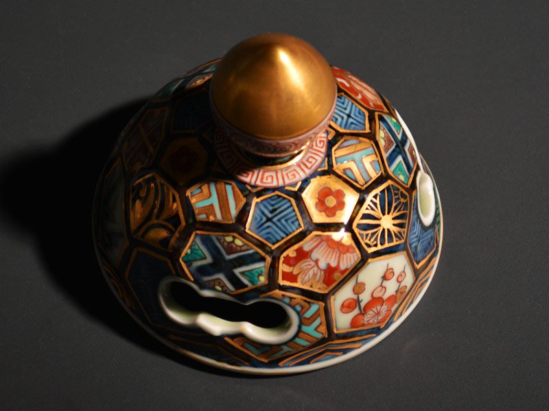 献上手古伊万里焼】大香炉 染錦本金亀甲彫吉祥尽くし