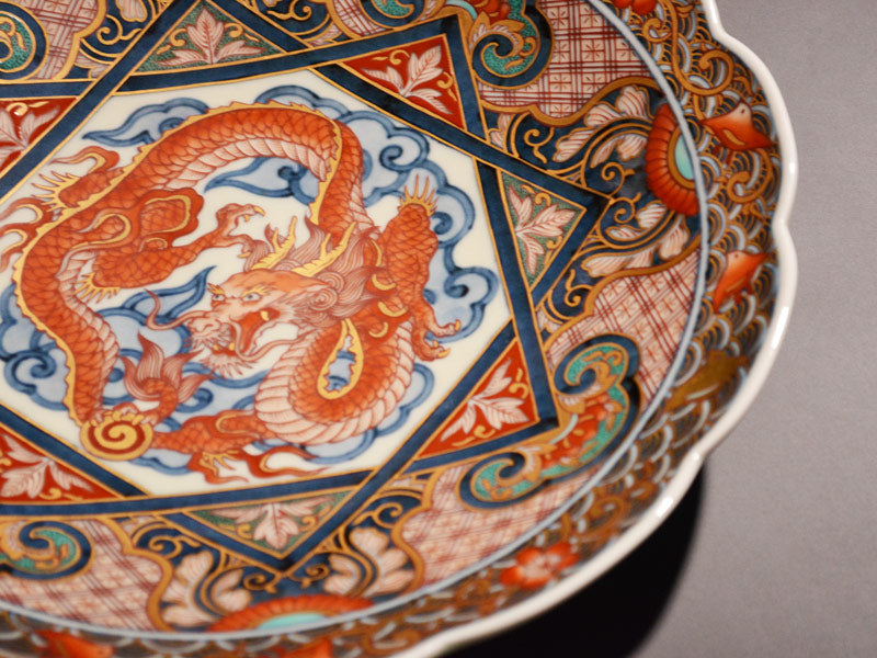 献上手古伊万里焼】飾絵皿（大）染錦本金吉祥龍地紋