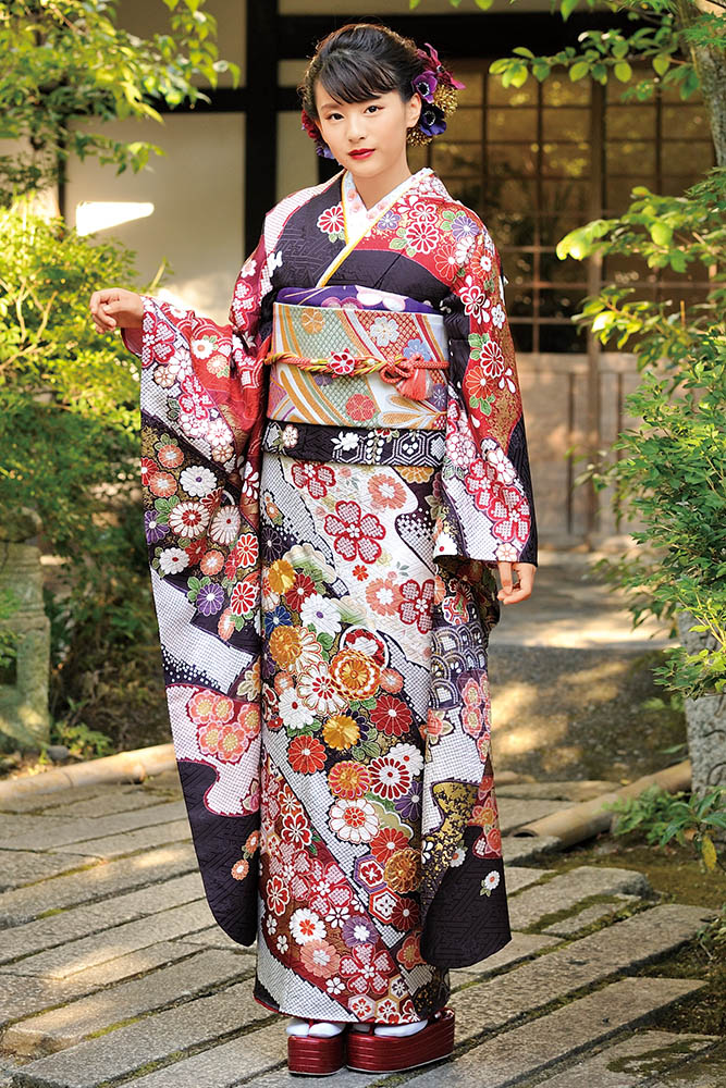 紫紺地に金駒刺繍と絞り柄が豪華な正統派古典振袖｜オトナ見えの落ち着き