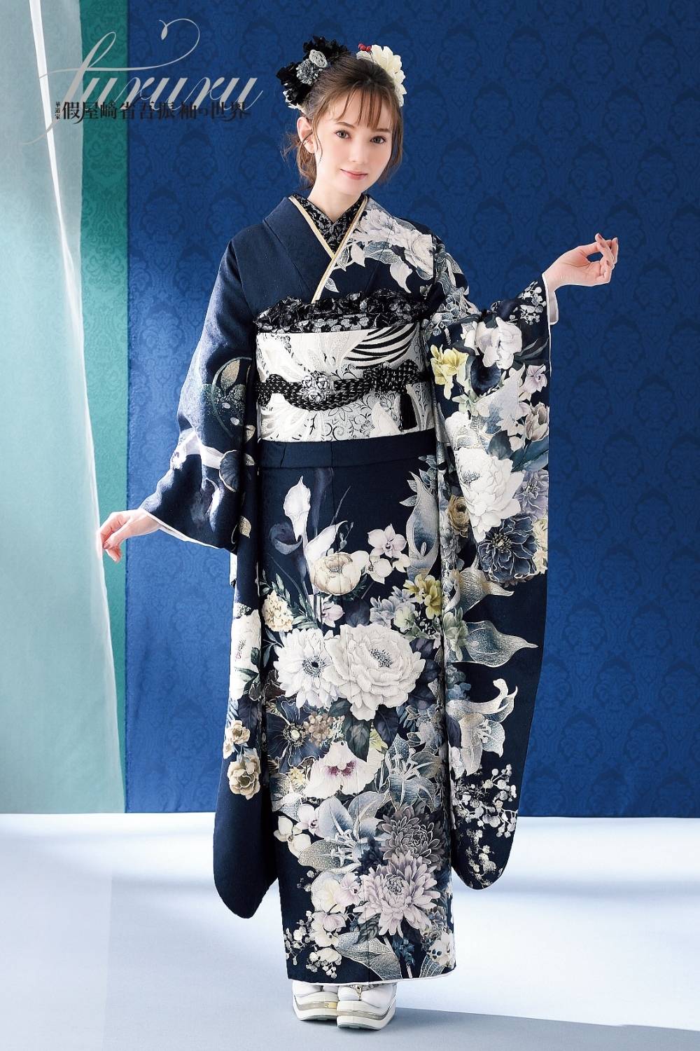 玉城ティナ×紅一点KI-663｜黒地に白牡丹柄と金箔モノトーン古典振袖