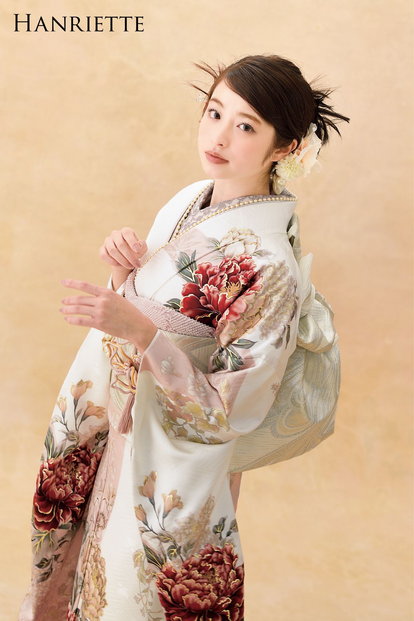 オフホワイト×淡ピンクの牡丹振袖｜大人可愛い成人式コーデ_アンリエット