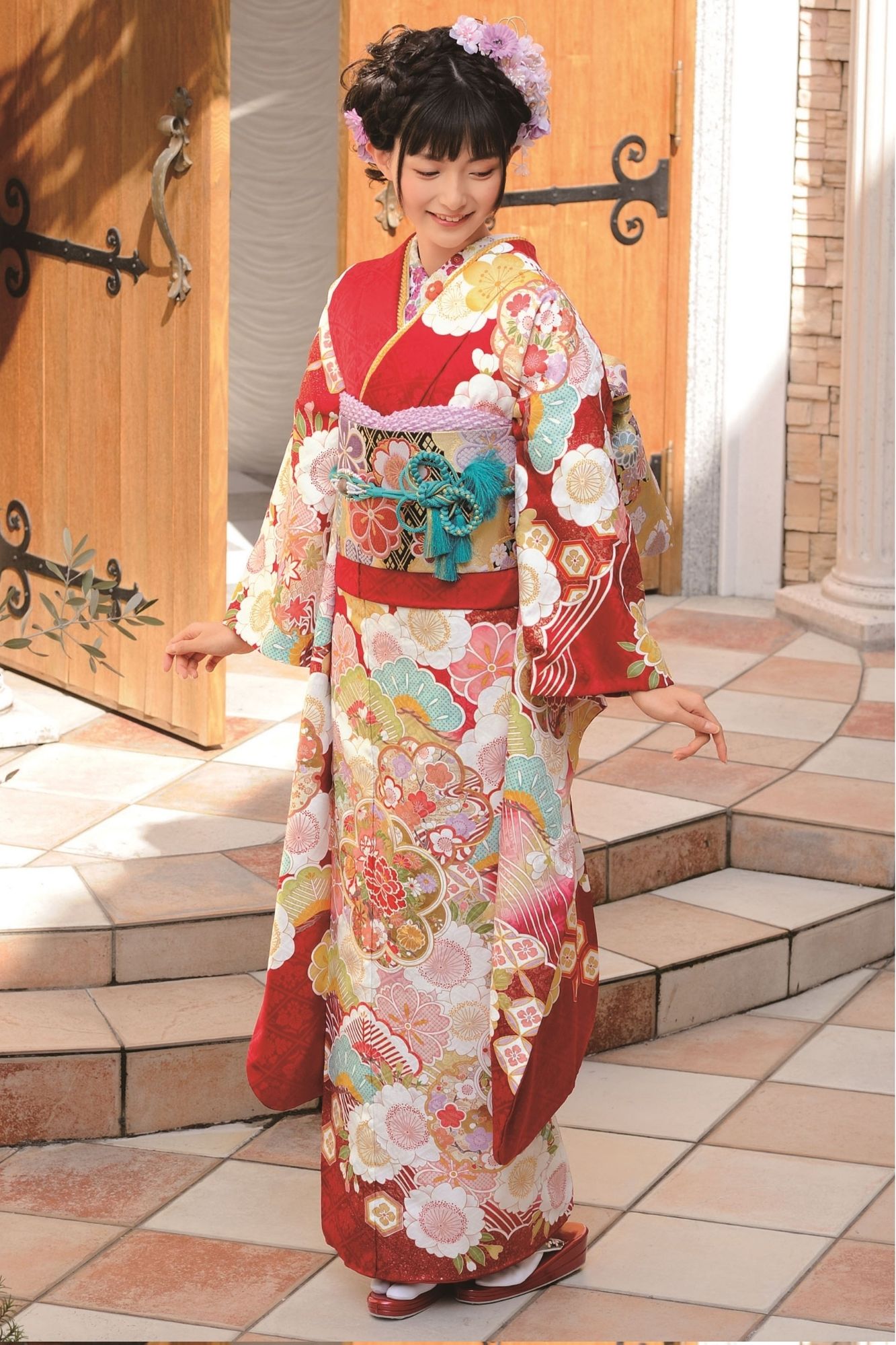 赤地に白やピンクの吉祥文様が映える古典振袖｜鮮やか小物で成人式コーデ
