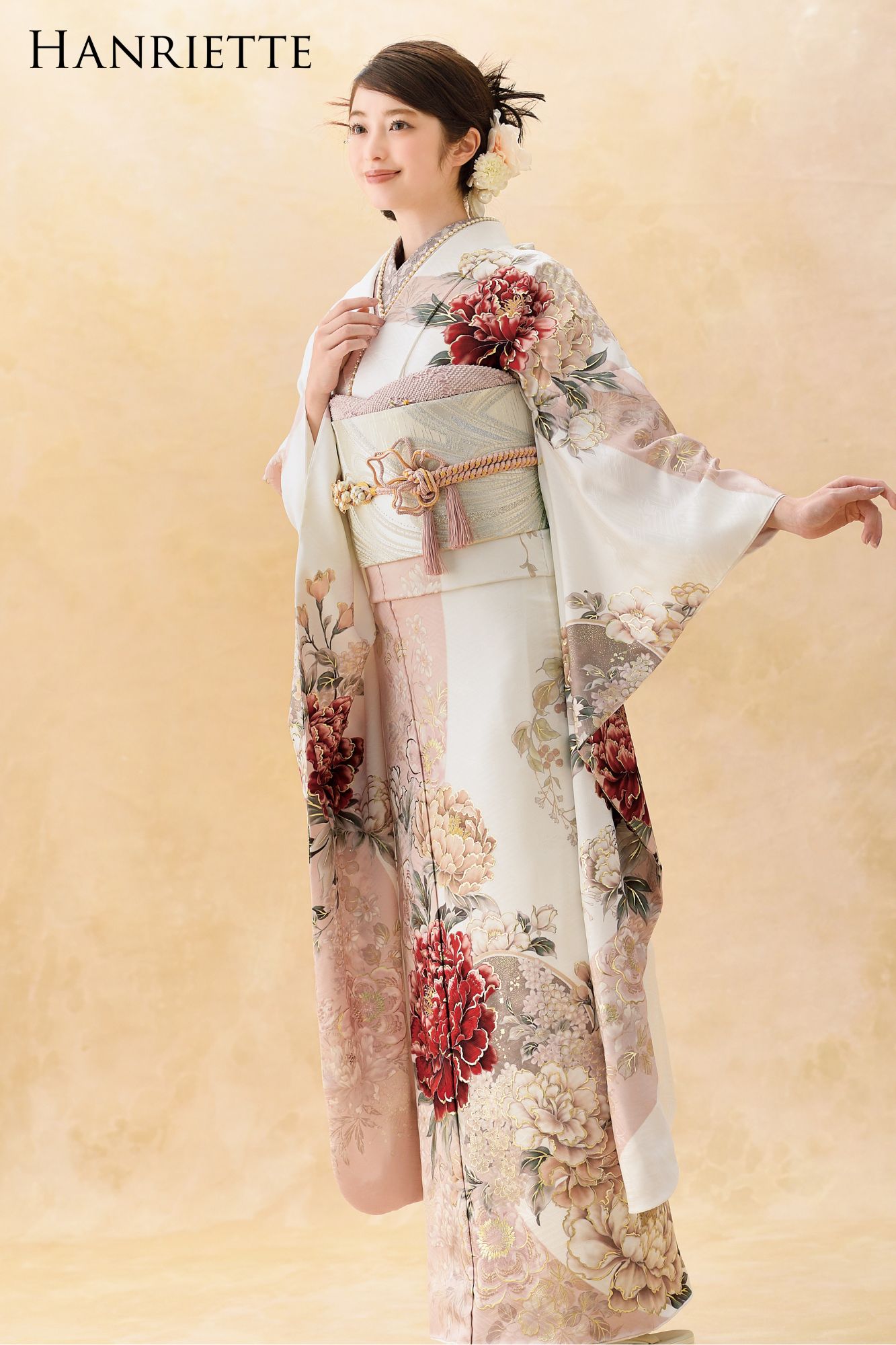 オフホワイト×淡ピンクの牡丹振袖｜大人可愛い成人式コーデ_アンリエット