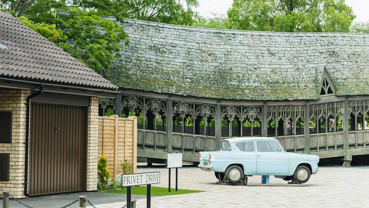 映画『ハリー・ポッター』ダイアゴン横丁をお披露目！活気あふれる魔法