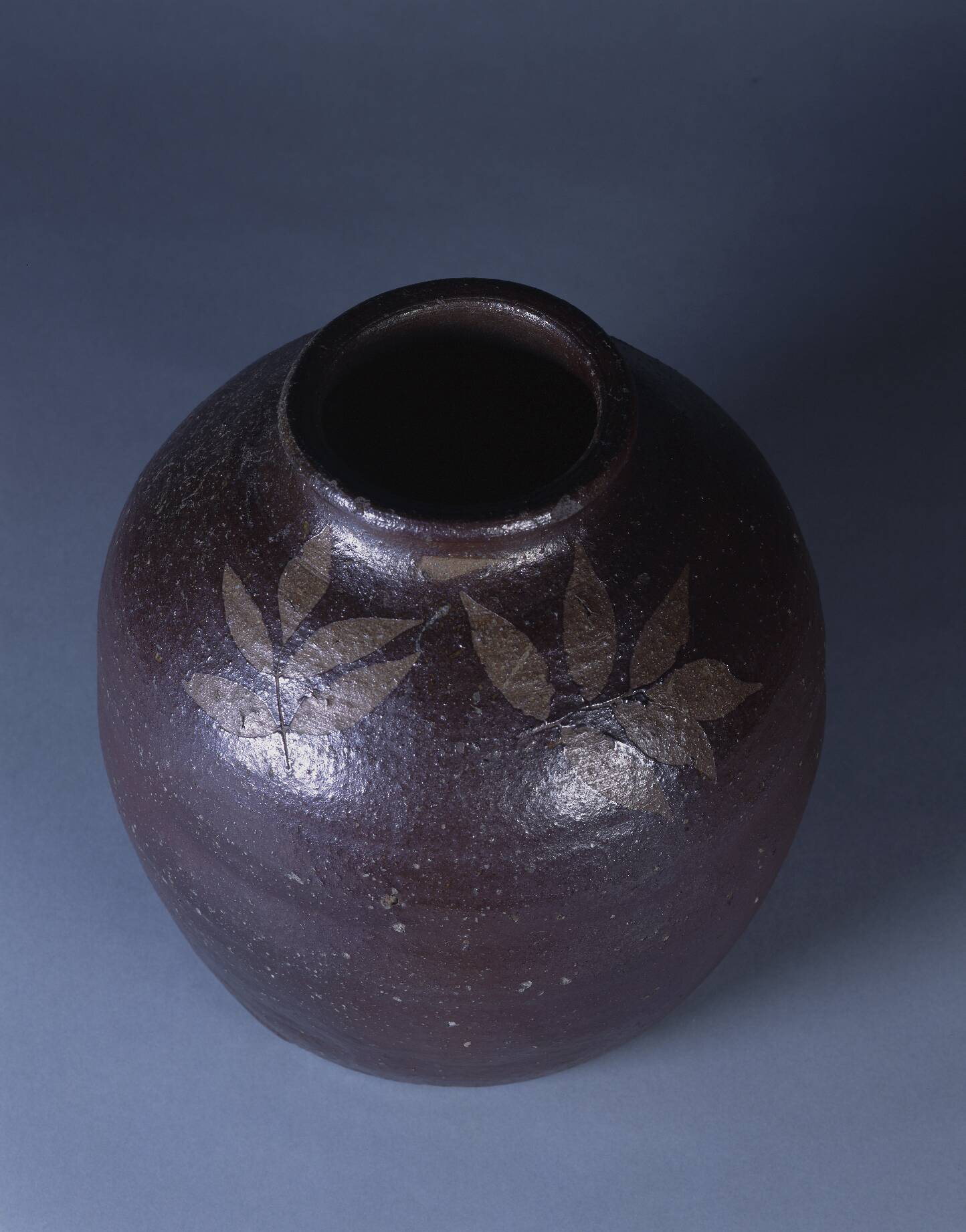 赤土部葉文壺 – 兵庫陶芸美術館 収蔵品データベース