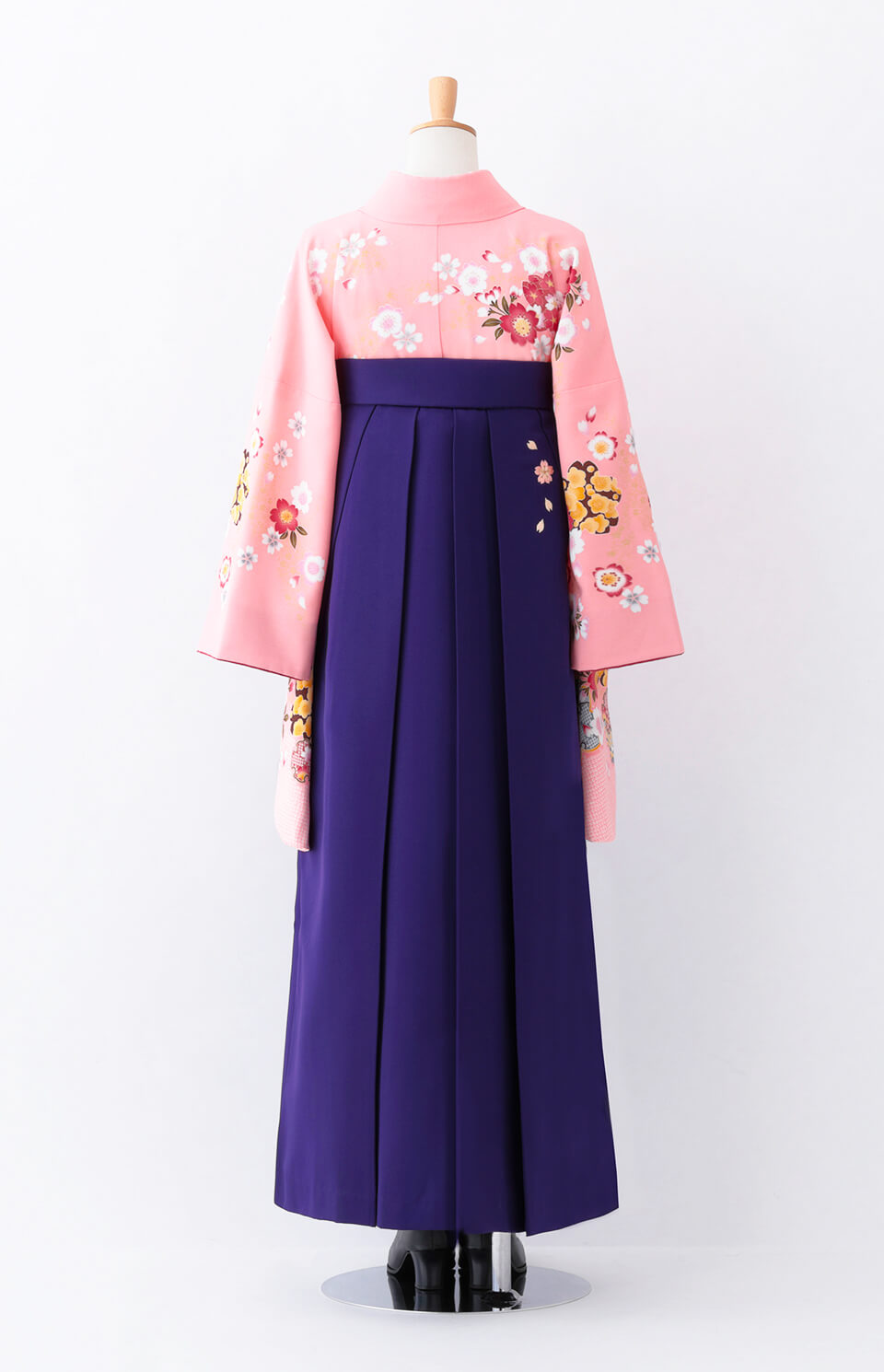 着物〉ピンク色 匹田桜柄 着物 〈袴〉紫 桜ちらし刺繡袴 【T159