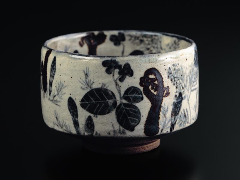 乾山銹絵染付春草図茶碗 - MIHO MUSEUM