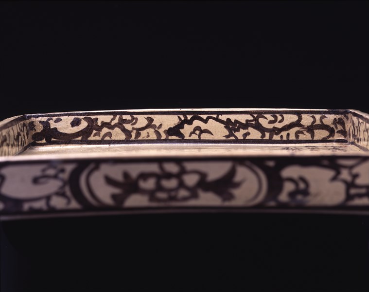 乾山銹絵牡丹画角皿 尾形光琳画 - MIHO MUSEUM