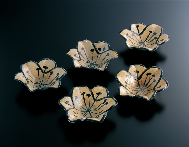 乾山銹絵百合形向付 - MIHO MUSEUM