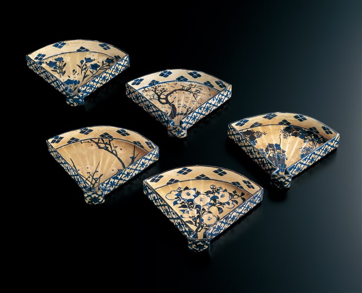 乾山銹絵染付絵替扇形向付 - MIHO MUSEUM