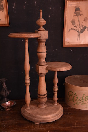 上品な風合いのディスプレイスタンド