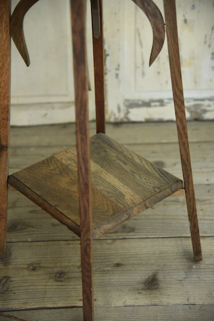 雰囲気ある木製の花台