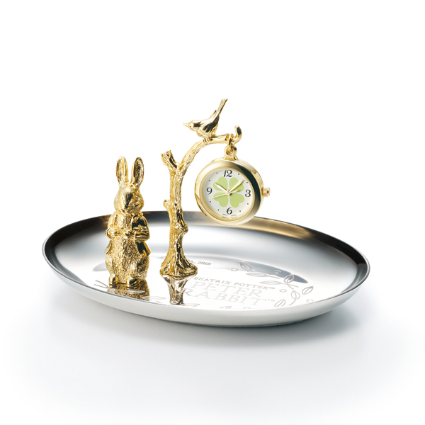 プライベートな空間に物語を感じさせるピーターラビット™の時計付き