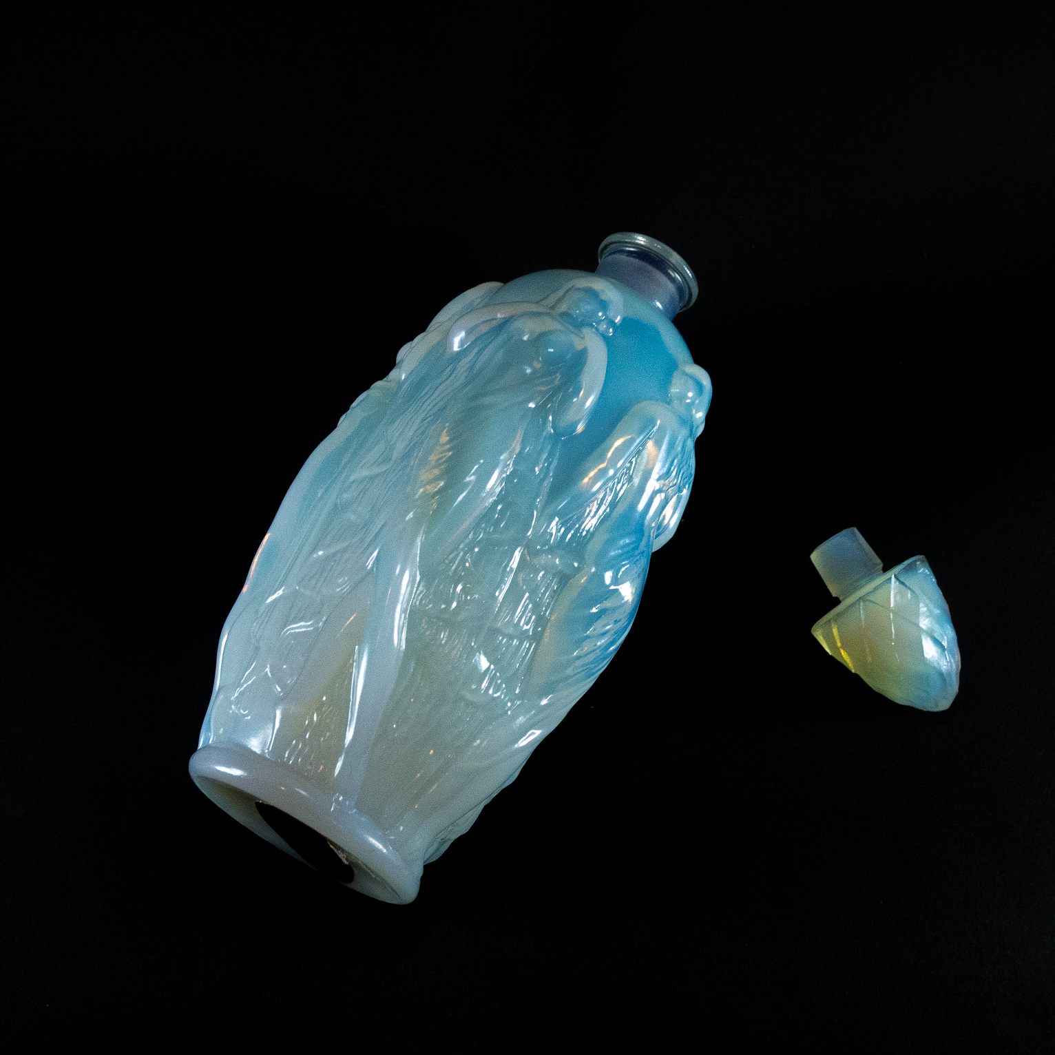 フランス1930s'オパールセント「蝶のパフィームボトル」香水瓶