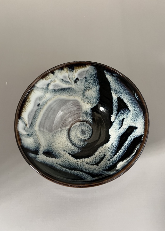 美しい古美術◇蔵から謎の紋様が描かれた小さくて可愛らしい抹茶茶碗が