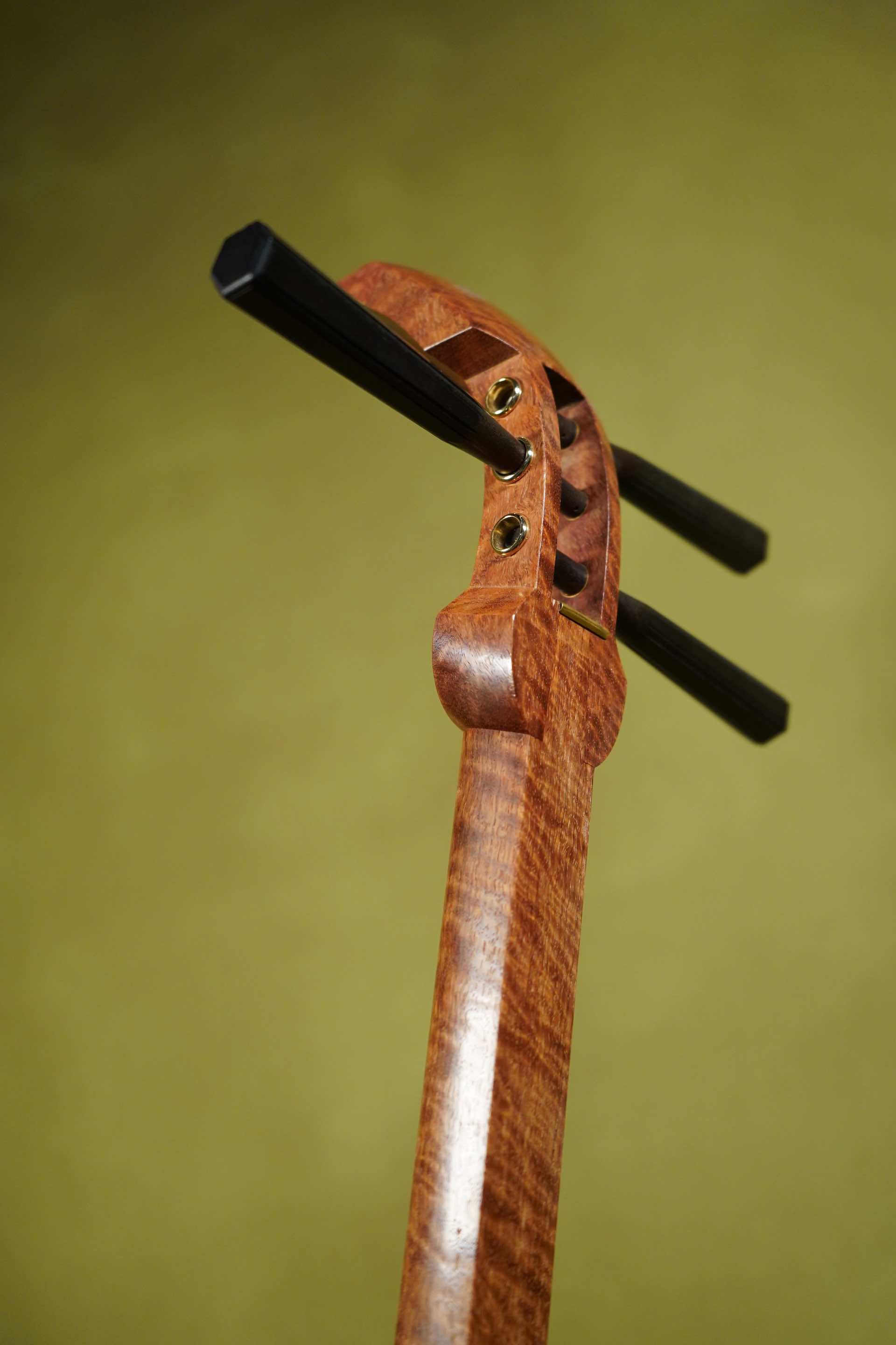 櫻】三味線 中竿紅木金細綾杉胴 二本溝 さわり 和楽器