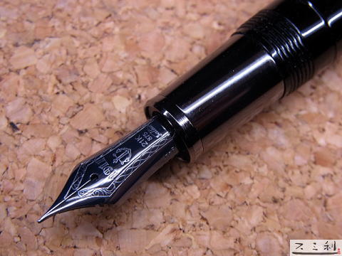 セーラー プロフィット・ブラックラスター万年筆 前重心で疲れにくい