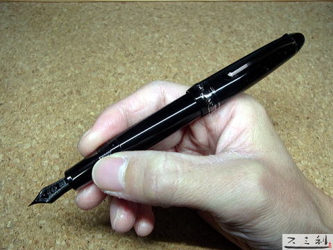 セーラー プロフィット・ブラックラスター万年筆 前重心で疲れにくい