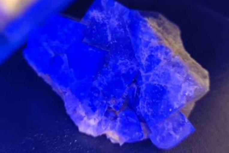 自然の神秘!光るフローライト！？｜サンストリート浜北