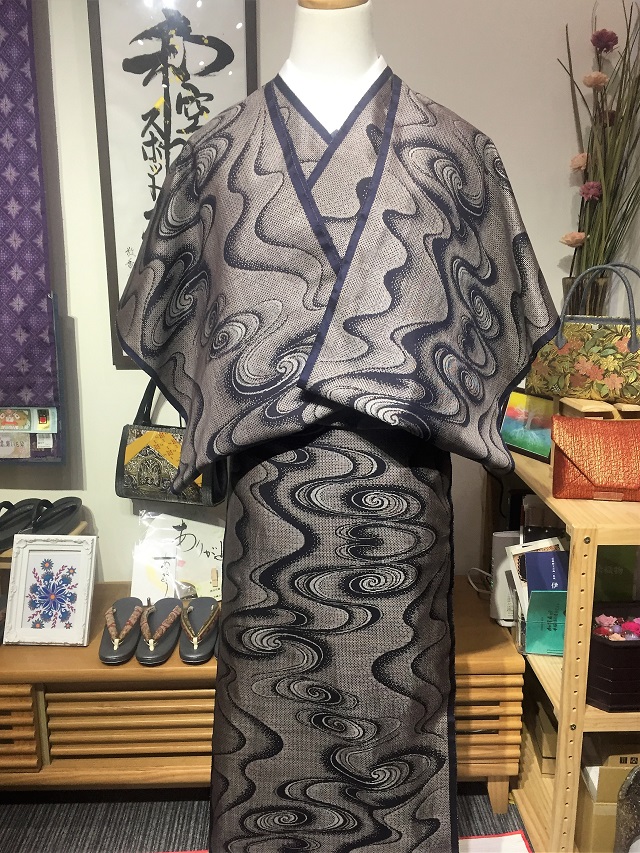 希少！割り込み式絣本場大島紬 正藍染×泥染糸の深み色 観世水文様の