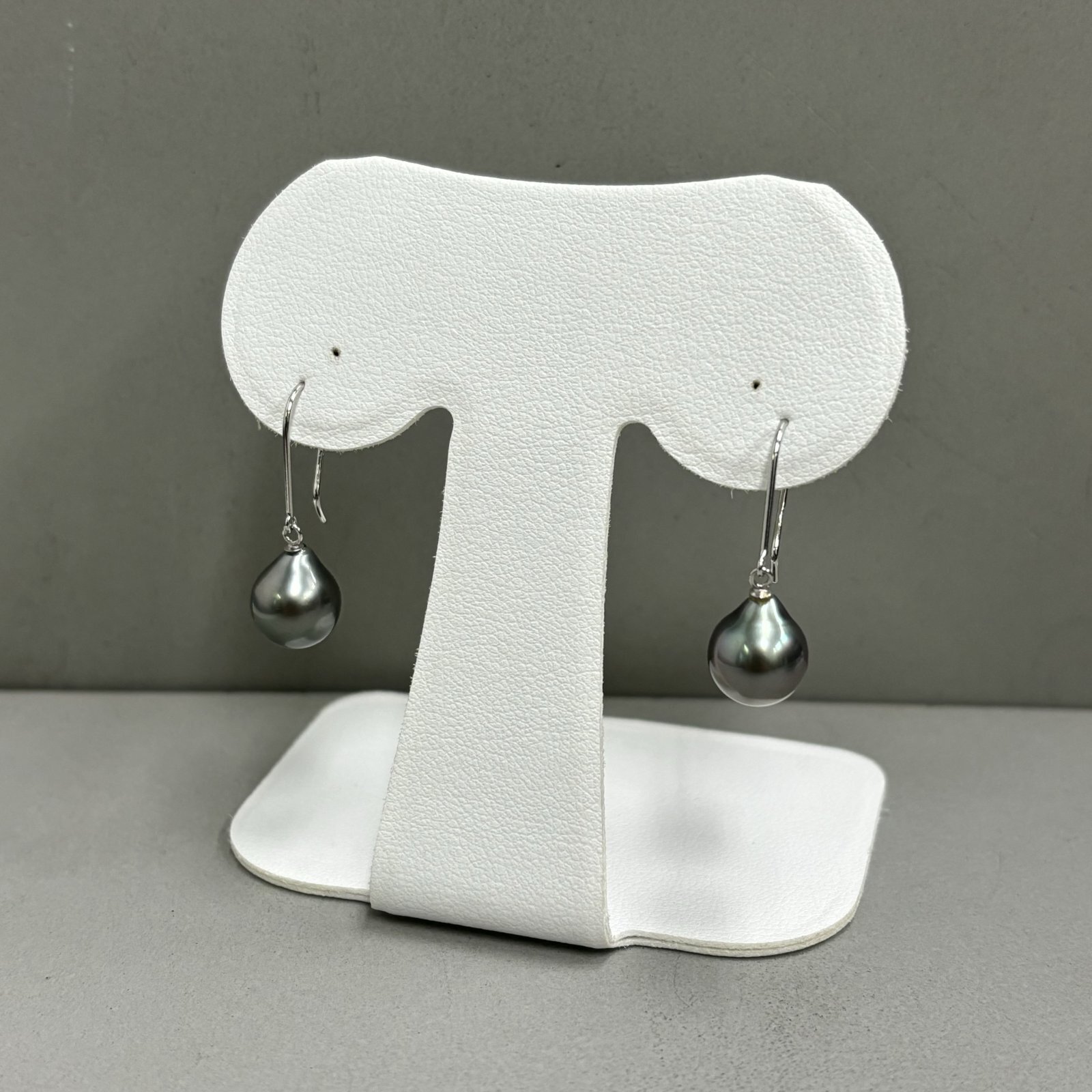 黒蝶真珠 フックパールピアス 8.75-9mm ドロップ型 ブラック K14WG