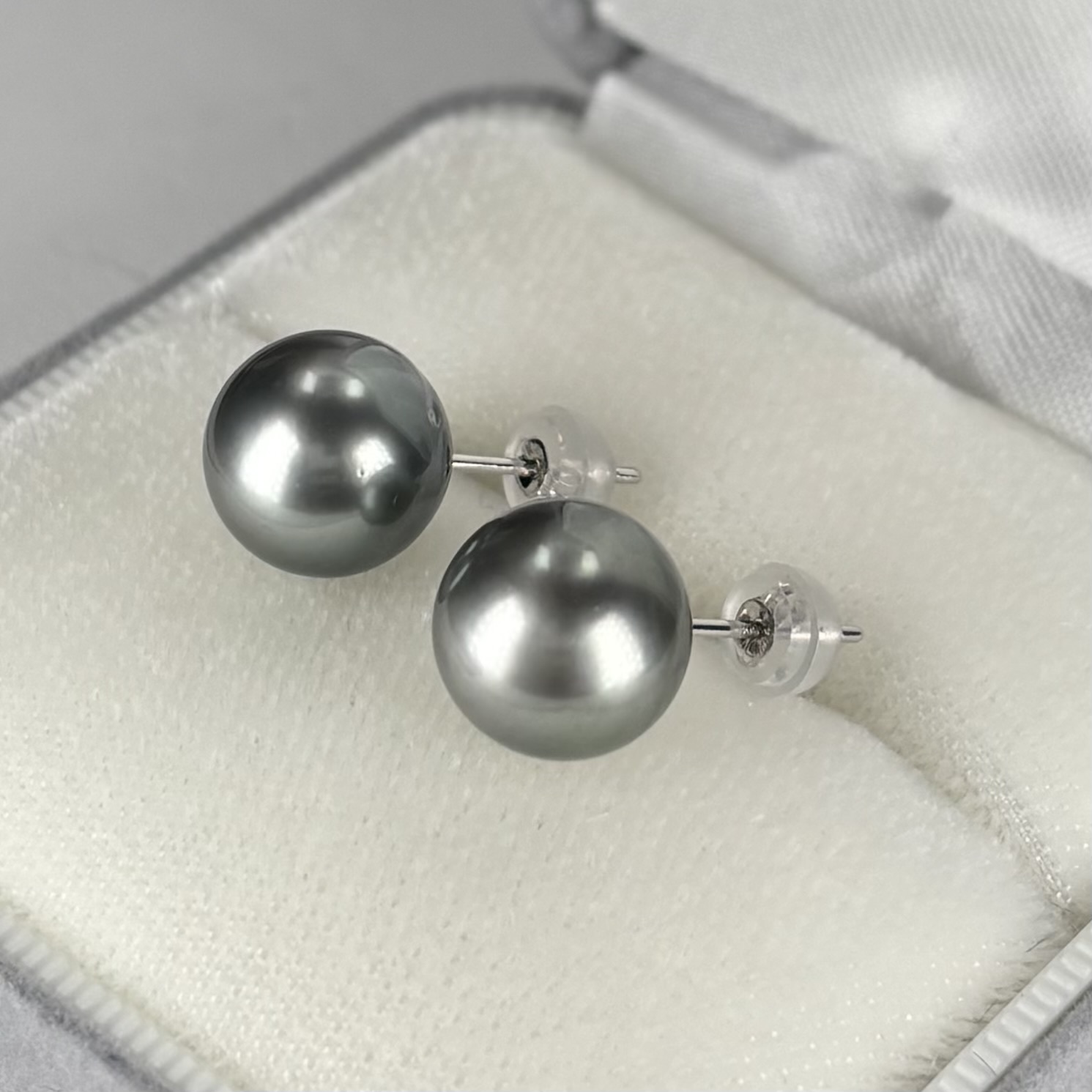 黒蝶真珠 パールピアス 10mm シルバーグレー ラウンド K18WG 1点物