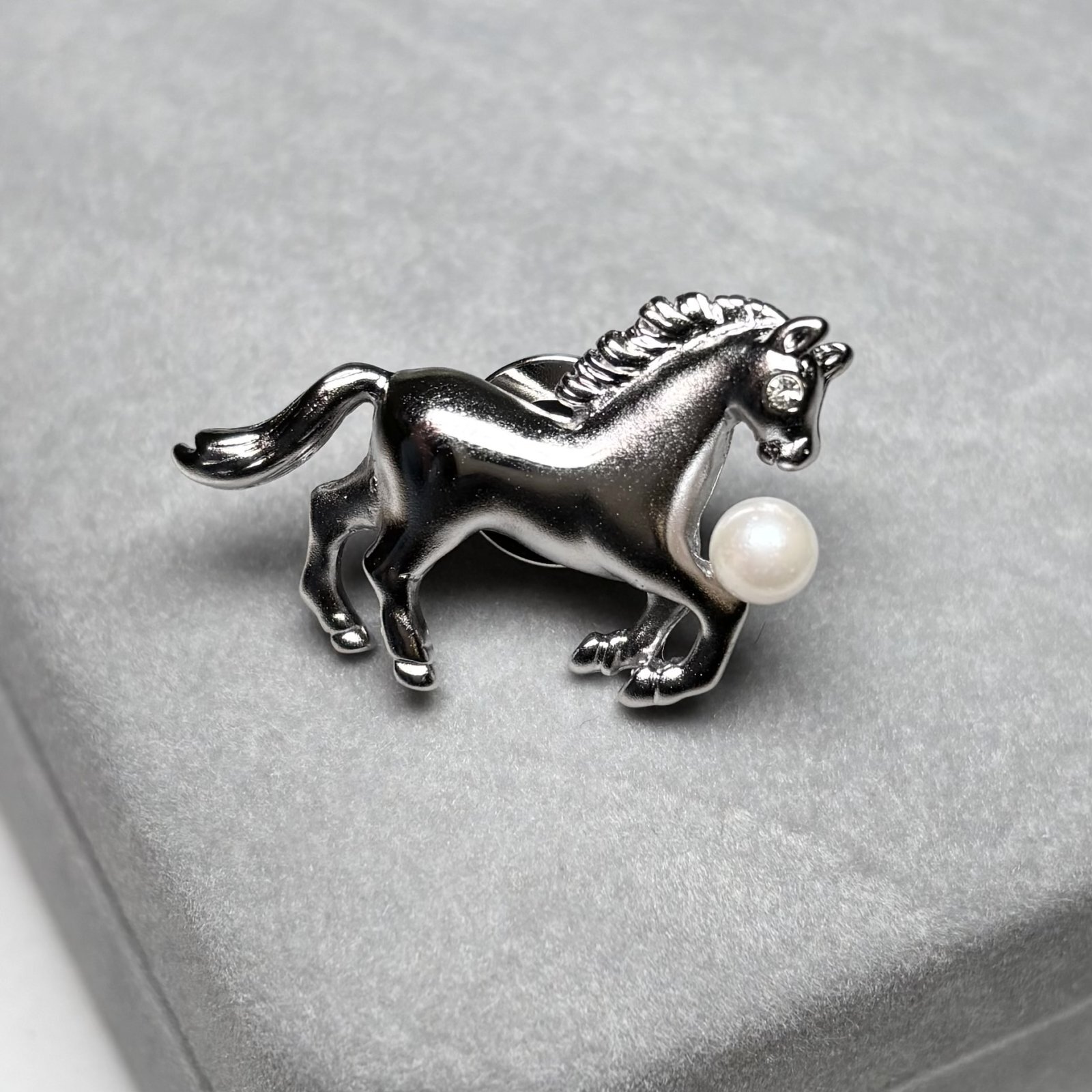 アコヤ真珠 ピンブローチ 馬モチーフ 4.5-5mm ホワイト ラウンド ブラス