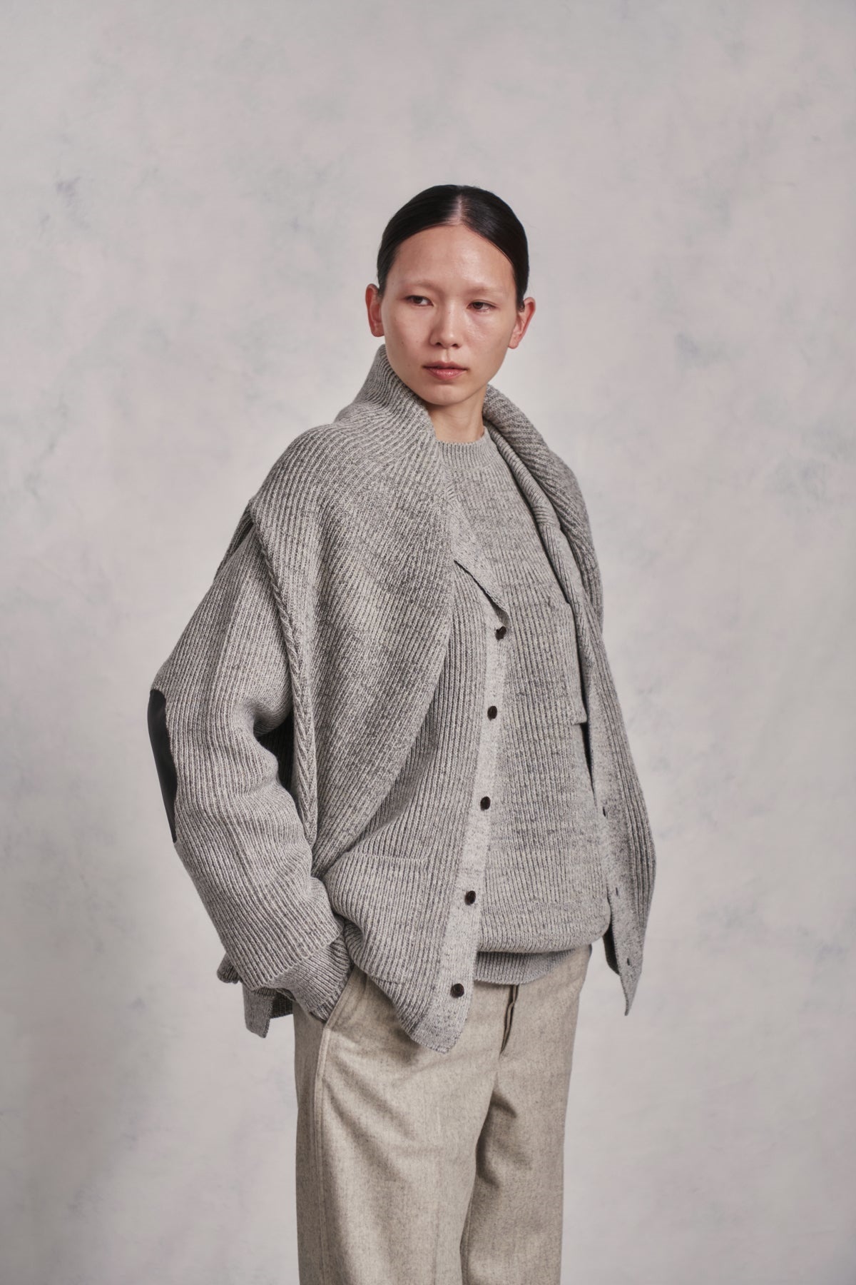 ○OLD JOE - BLENDED KEMPI WOOL RAPEL CARDY - PEWTER – PHAETON