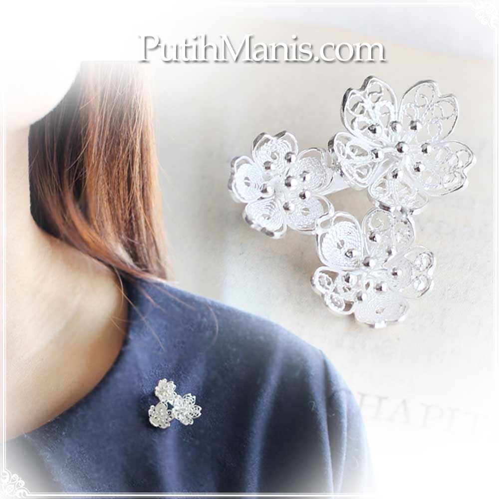 銀製 花モチーフ ブローチ銀皿 68、5g 銀製 花モチーフ ブローチ銀皿