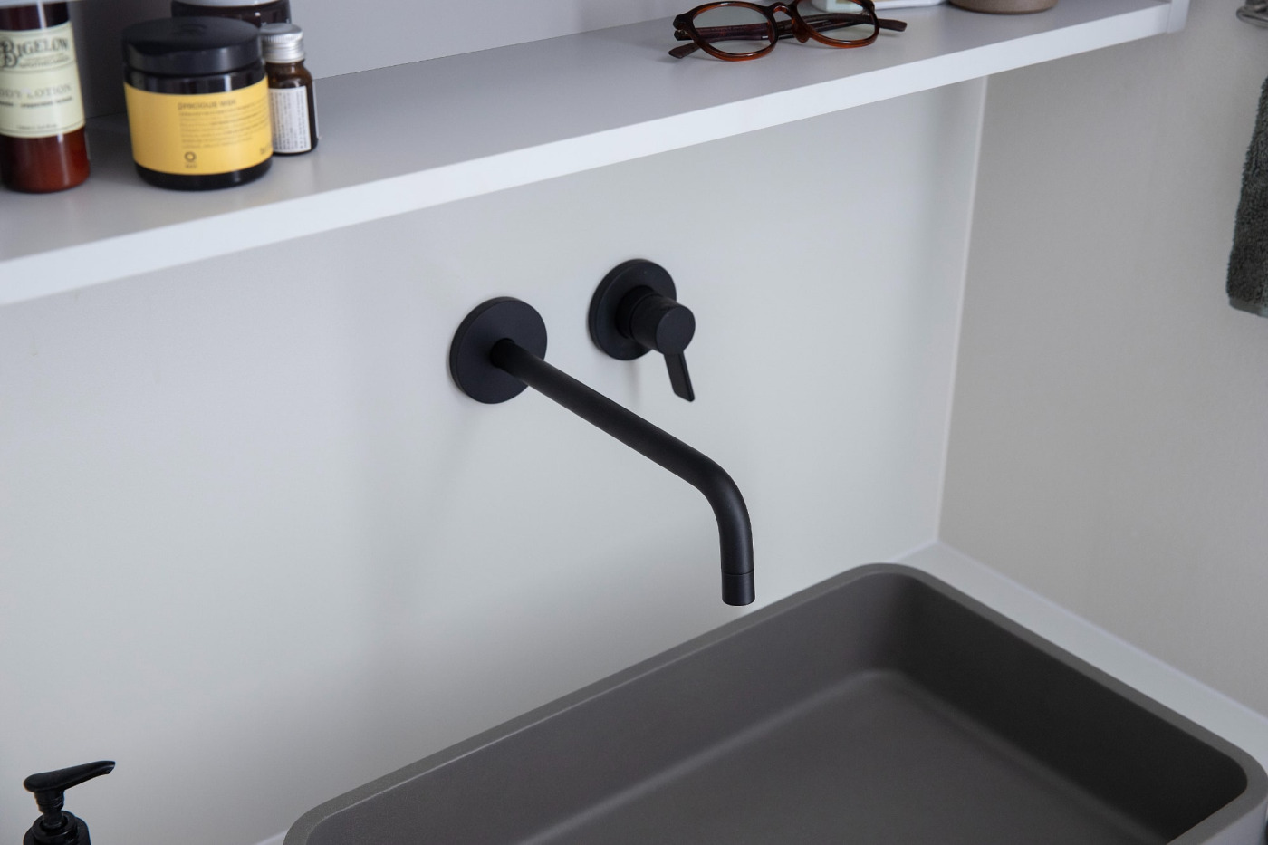 壁付けセパレート混合水栓 洗面用 ブラック L248 | KB-TP007-06-G141