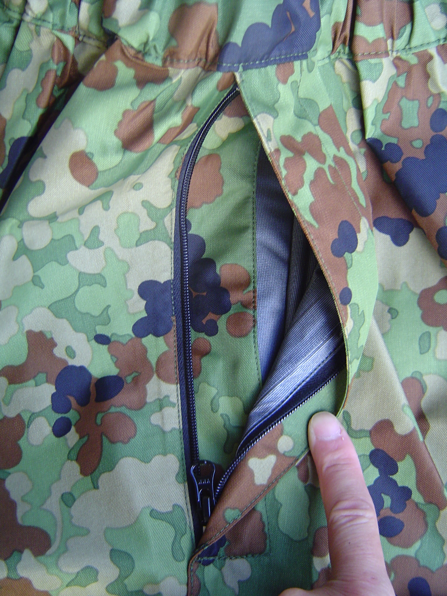 新型GORE-TEX（ゴアテックス）迷彩雨衣 ミリタリーグッズ、自衛隊