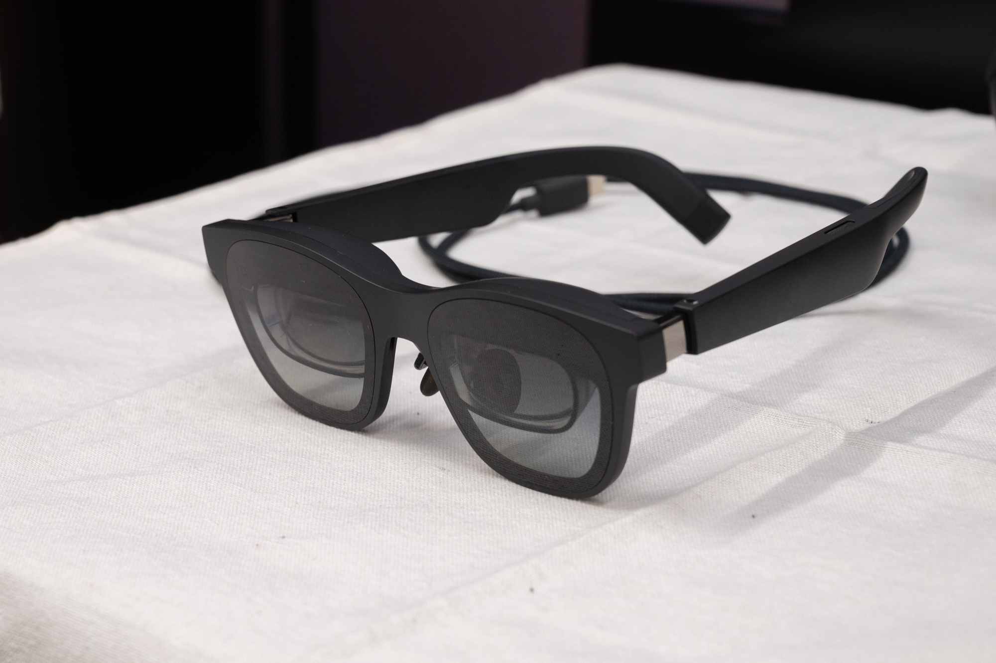 明るさ調整可能、家でも外でも見やすい「XREAL Air 2 Pro」11月17日