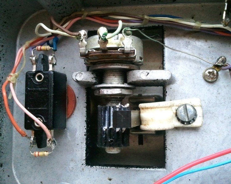 TONEHOME - the World of Vintage Guitar Effects Pedals - Mr. Cry