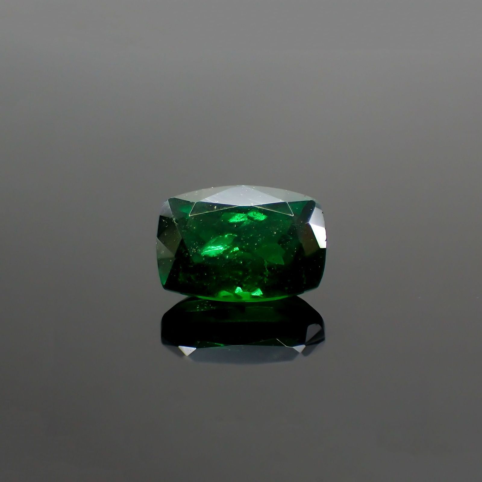 ツァボライト(宝石名グリーン グロッシュラー・ガーネット)タンザニア