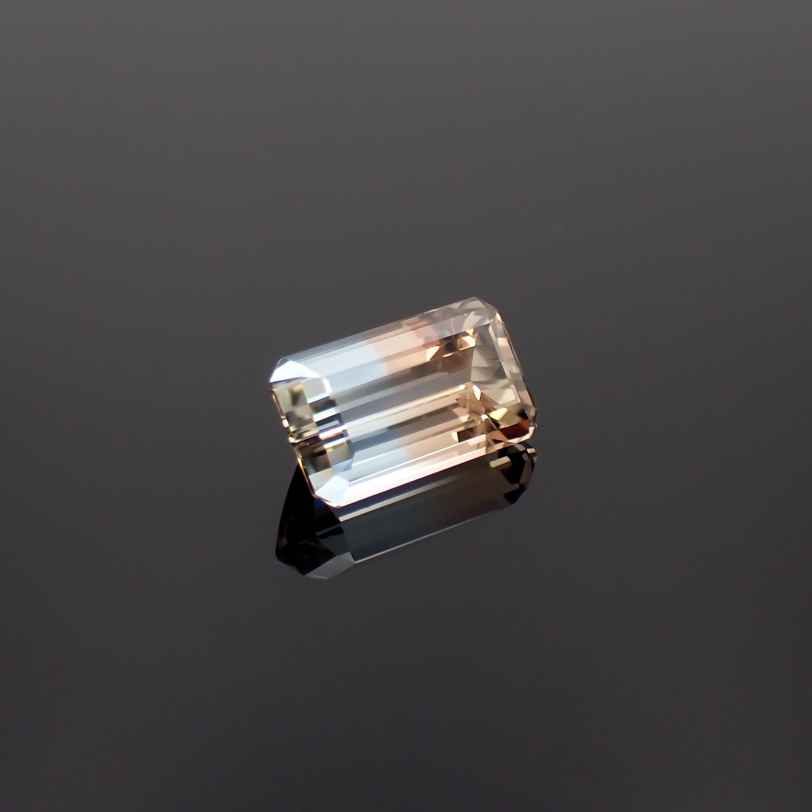 バイカラートパーズ ウクライナ産 5.49ct / 12.2x7.1mm前後 [231224895