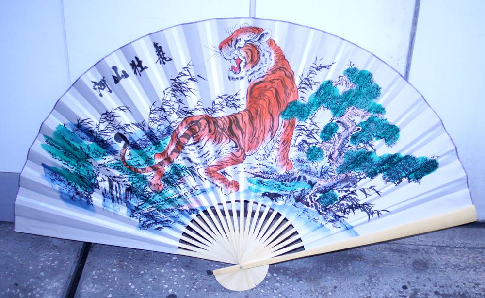 書画 壁掛け 大扇子90cm 虎 「気壮山河」 背景白色 - 横浜中華街天宝