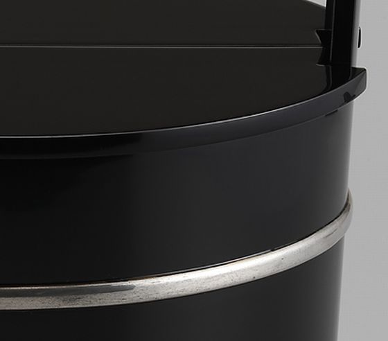 手桶型水指 黒塗り銀タガは、漆の黒に特製の銀金具が美しい水指