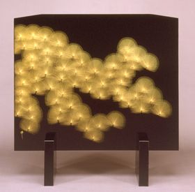 輪島塗 衝立（ついたて）寿松沈金は、のみで彫った美しい線が、幾重に