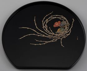 半月膳 芽柳に椿蒔絵は、持ち運びも楽でおもてなしの心も伝わる会席膳