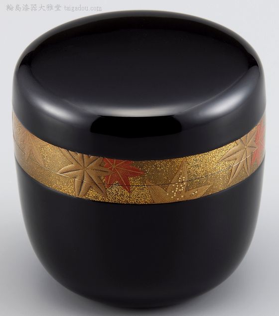 棗（なつめ）帯・紅葉蒔絵は、漆黒の棗に紅葉蒔絵の帯をまとった上品な