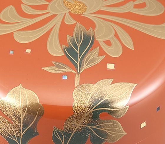 棗（なつめ）朱塗り・菊蒔絵は、鮮やかな朱色に大輪の菊が咲く棗