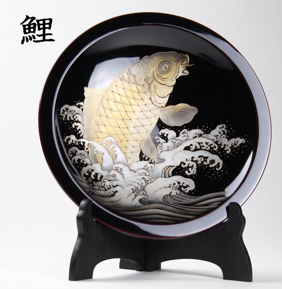 飾皿（はつり型）昇り鯉沈金 330,000円（税込） | 輪島塗の塗師屋 輪島