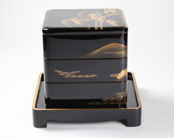 三段重箱 金縁・松に山水蒔絵 1,210,000円（税込） | 輪島塗の塗師屋