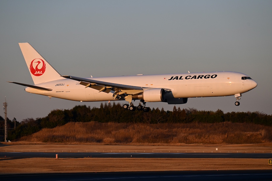 JAL's First Cargo-Only Aircraft in 13 Years Arrives at Narita