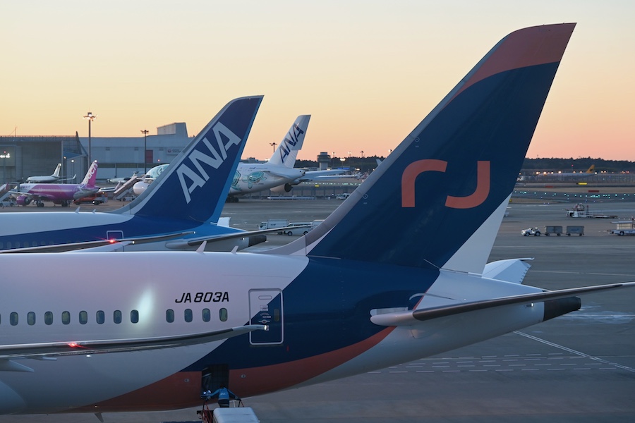 AirJapan初号機、成田空港に到着 ANAの787-8型機転用、324席仕様で2月9