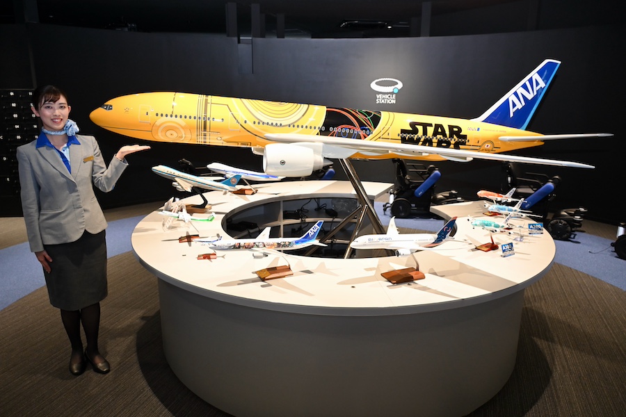 ANA Blue Baseツアーに「スター・ウォーズ」塗装機の模型登場 C-3PO役