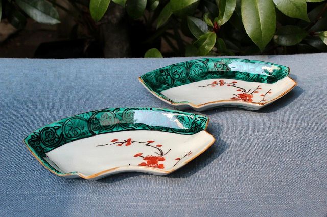 石川県金沢市で作陶されている九谷焼作家山本恭代さんの色絵梅枝扇形皿