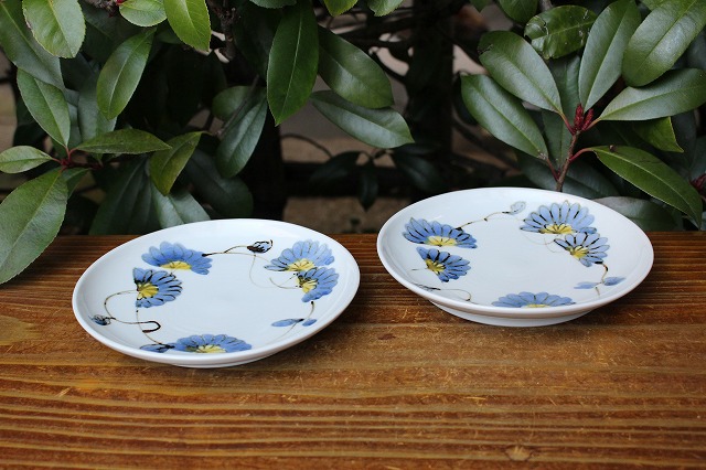 石川県能美市で作陶されている九谷青窯作の色絵草花繋ぎ5寸皿