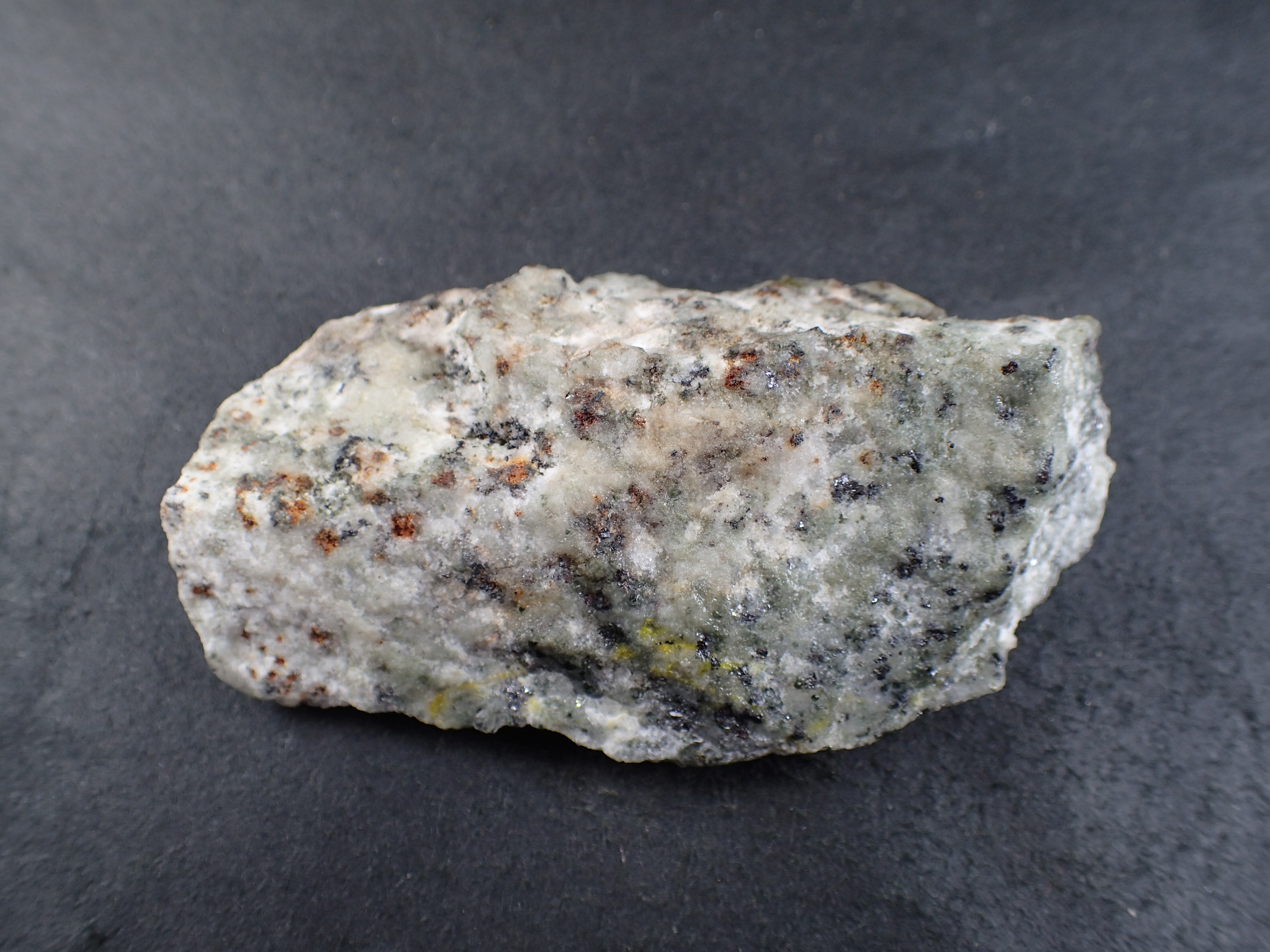 239g 共生結晶付き方鉛鉱 金属的鉛光沢 美品 方鉛鉱（